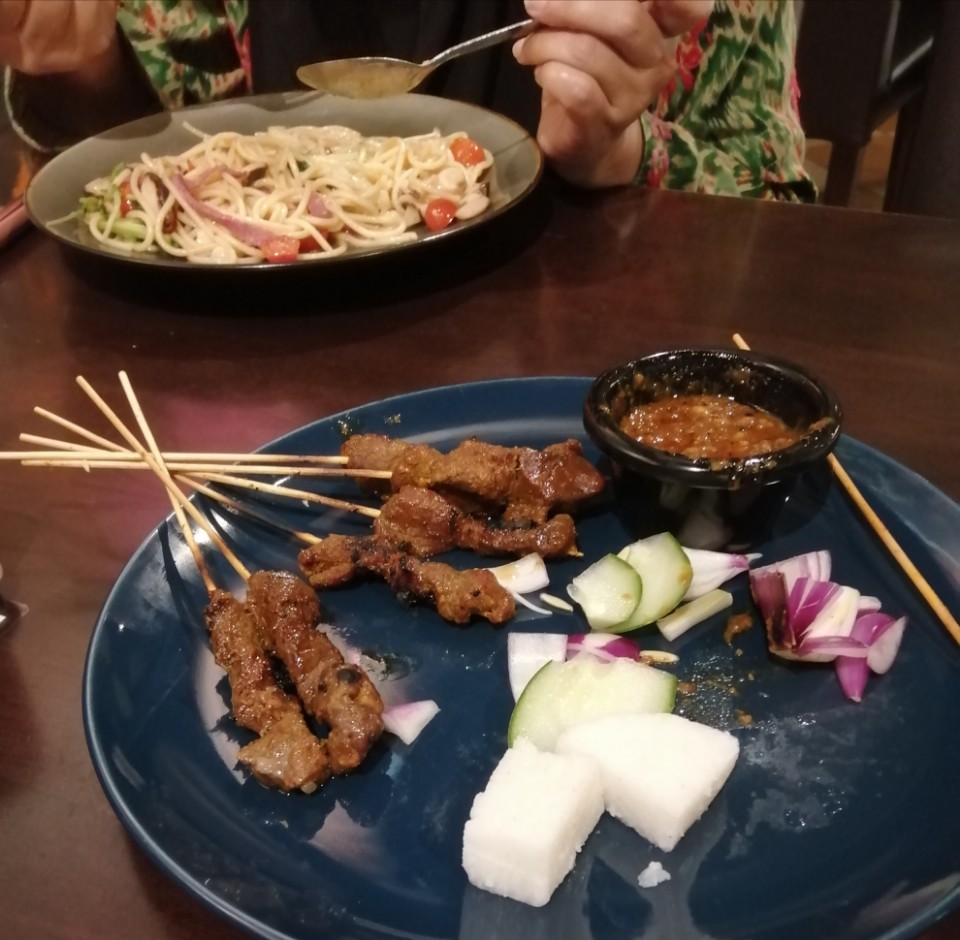Pizza Vs. Satay